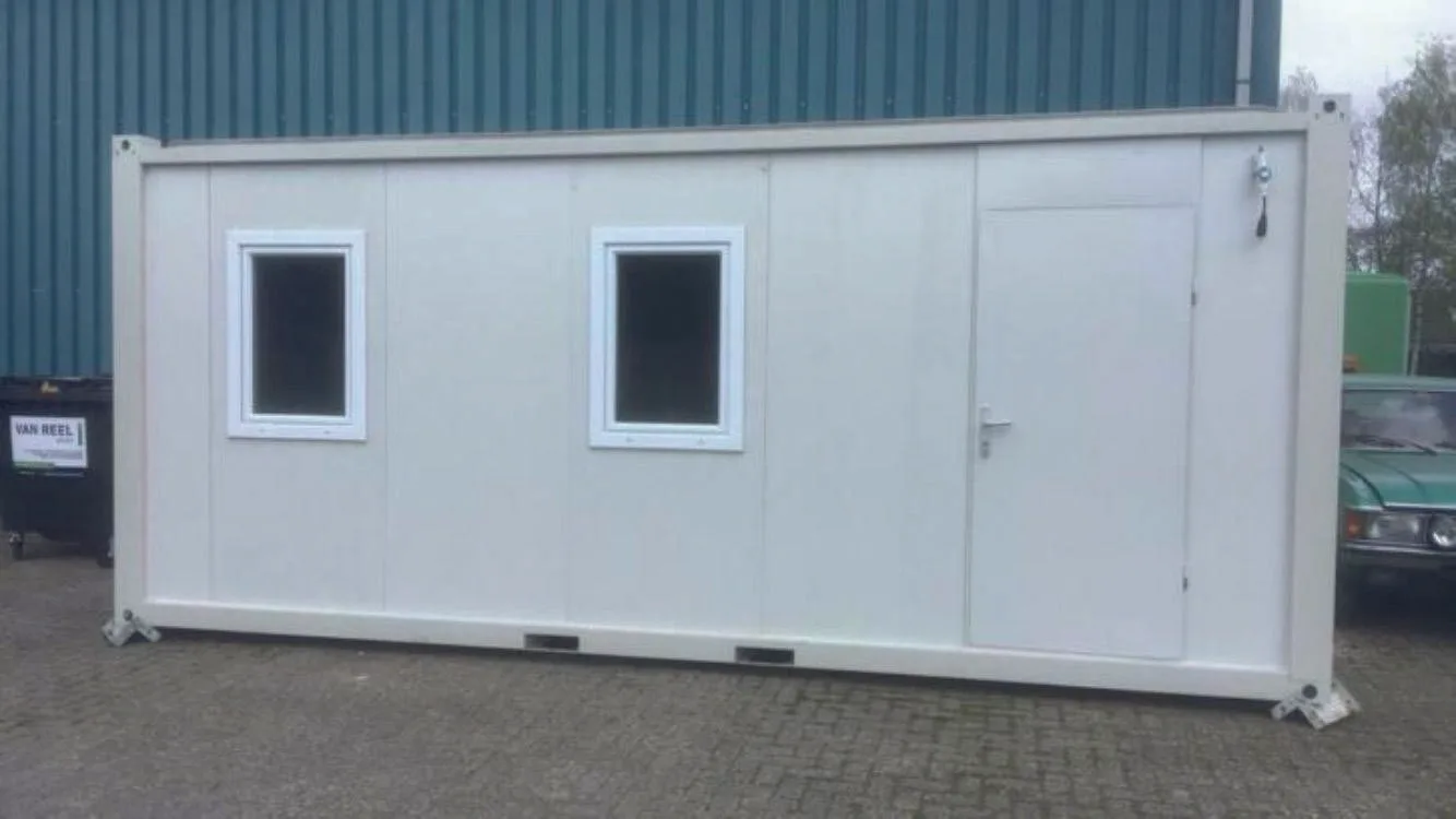 P2260 M flatpack container — long-side elevation showing two windows, side door and panel joins.
