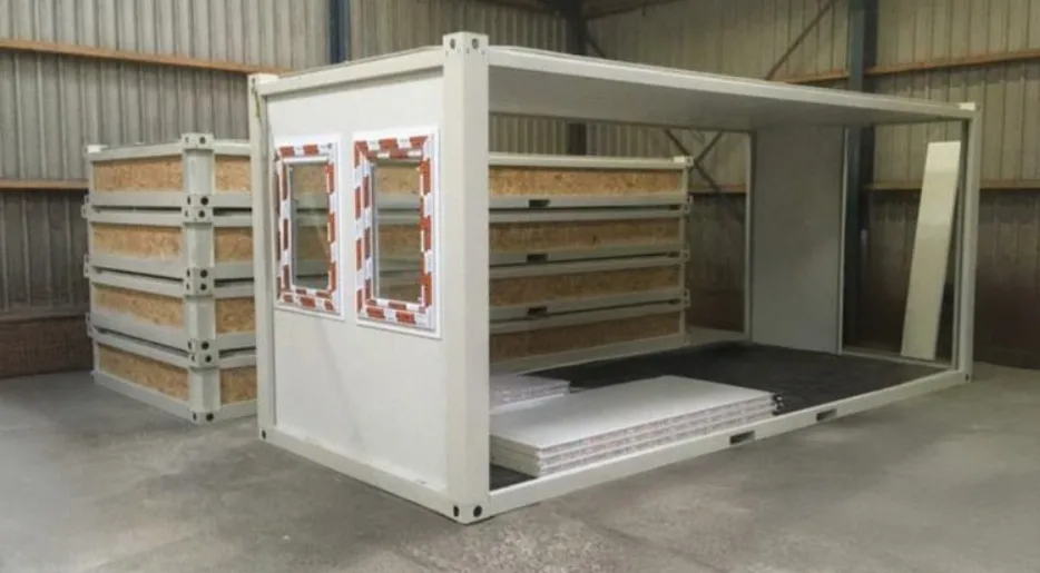 P2460 L flatpack container — end-wall view with door and chassis lifting corners visible.