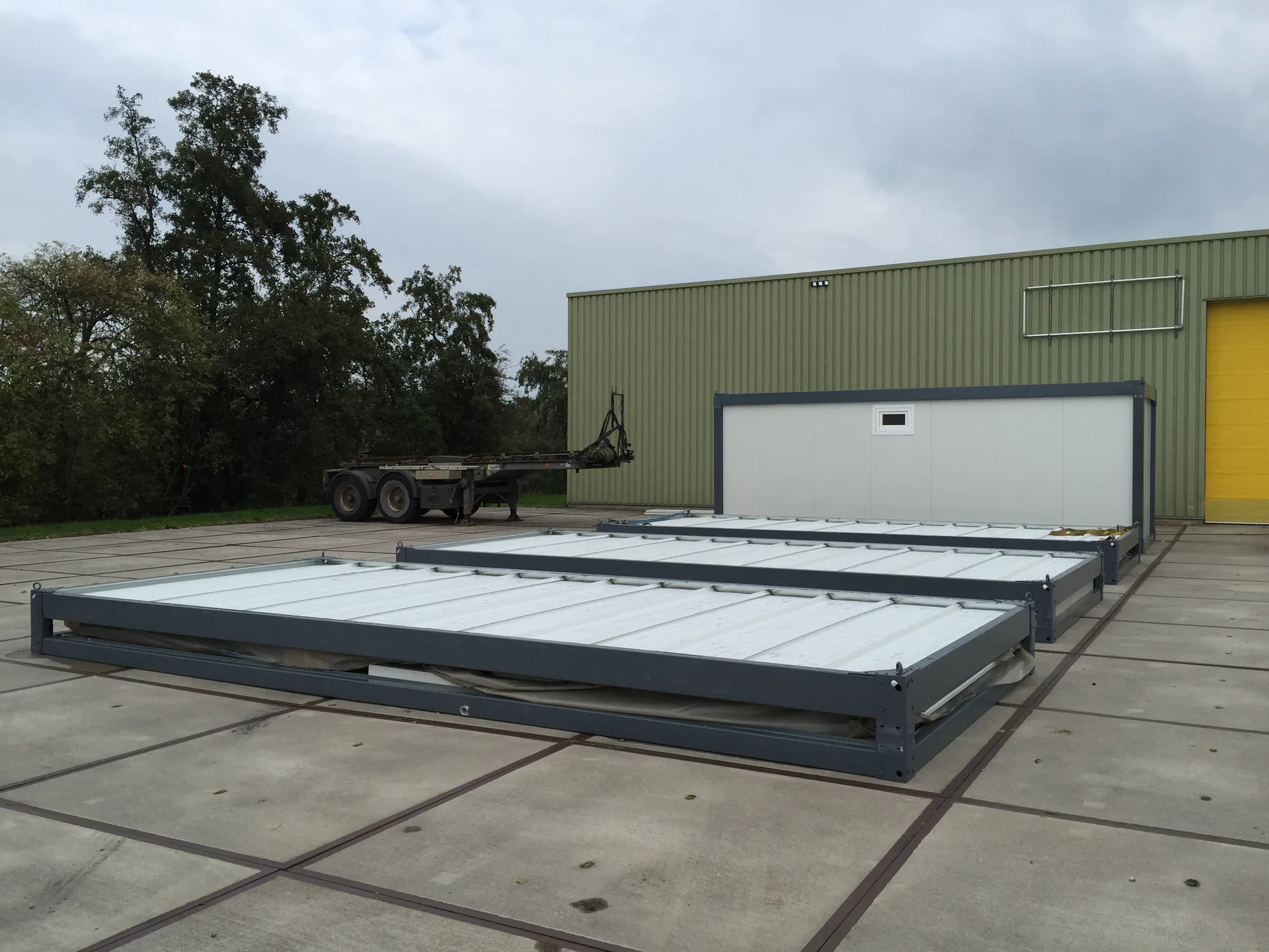 P3060 XL flatpack container — disassembled flatpack chassis on site, ready for bolt-together assembly.
