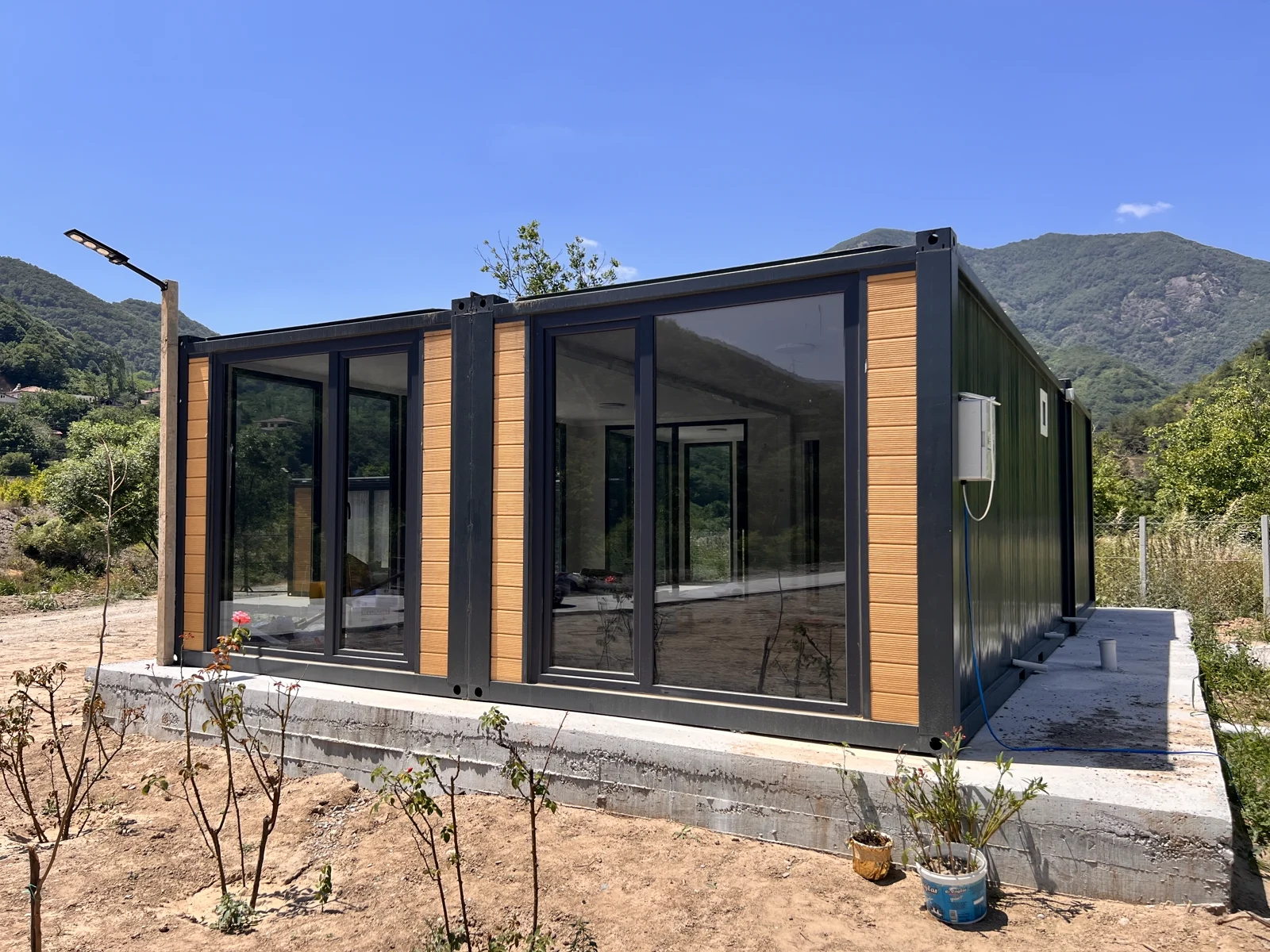 Series 600C XL garden room — installation context with garden landscaping.